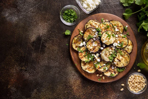 Berinjela frita com feta, pinhões, ervas frescas (coentro, pars — Fotografia de Stock