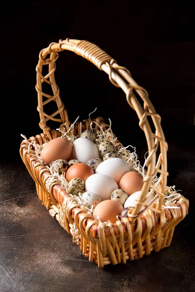 Farklı yumurta sepet, beyaz, karanlıkta bıldırcın ve tavuk. Paskalya tatili