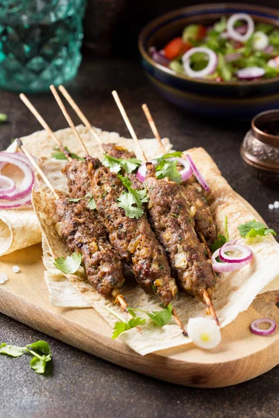 Lula kebab de carne picada (ternera, cordero, ternera) sobre pan de pita (la —  Fotos de Stock