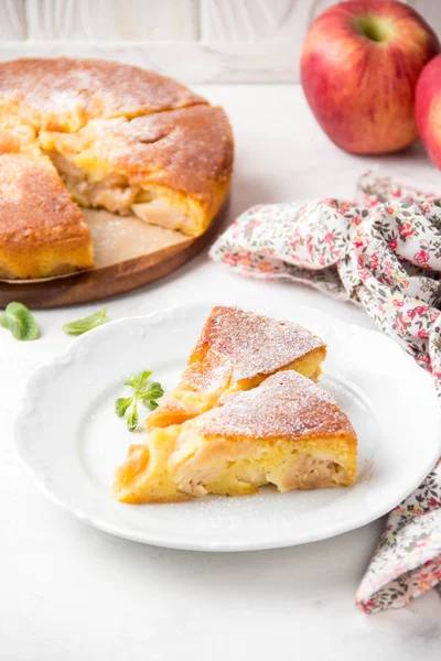 Tarta de manzana con azúcar en polvo, Charlotte clásica, masa de galletas . — Foto de Stock