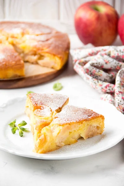 Tarta de manzana con azúcar en polvo, Charlotte clásica, masa de galletas . — Foto de Stock