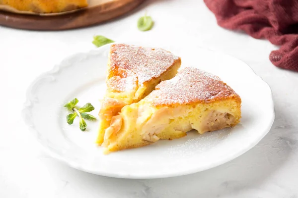 Tarta de manzana con azúcar en polvo, Charlotte clásica, masa de galletas . — Foto de Stock