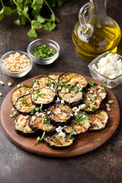 Kızarmış patlıcan ile beyaz, çam fıstığı, taze otlar (kişniş, pars