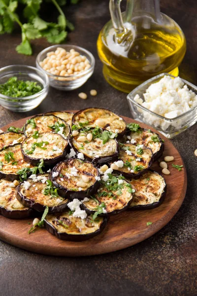 Kızarmış patlıcan ile beyaz, çam fıstığı, taze otlar (kişniş, pars