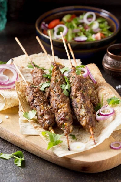 Lula kebab de carne picada (ternera, cordero, ternera) sobre pan de pita (la —  Fotos de Stock