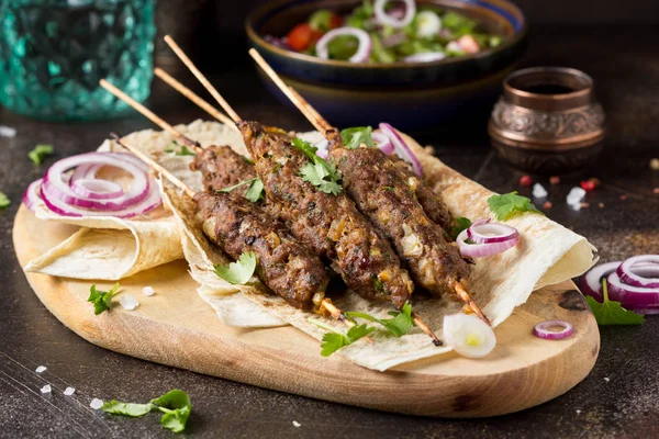 Lula kebab de carne picada (ternera, cordero, ternera) sobre pan de pita (la —  Fotos de Stock