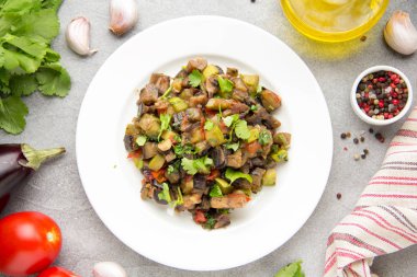 Patlıcan, kabak, domates, soğan, mushro ile sebze güveç