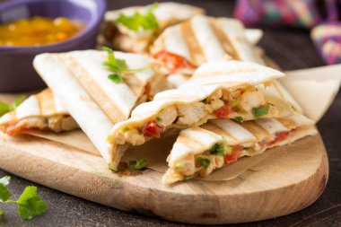 Mexican quesadilla tavuk, domates, peynir ve ızgara sa ile