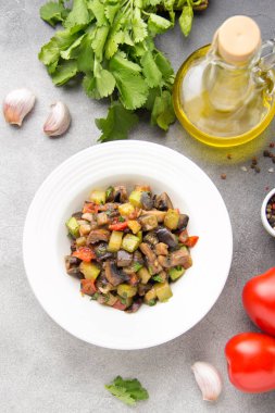 Patlıcan, kabak, domates, soğan, mushro ile sebze güveç