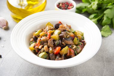 Patlıcan, kabak, domates, soğan, mushro ile sebze güveç