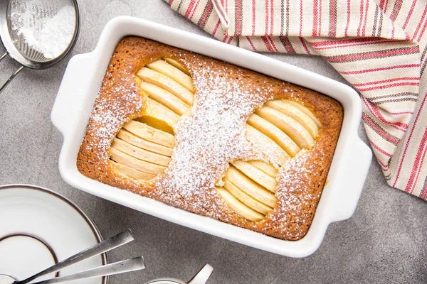 Tarta de manzana (charlotte, cazuela), con harina de maíz y sémola . — Foto de Stock