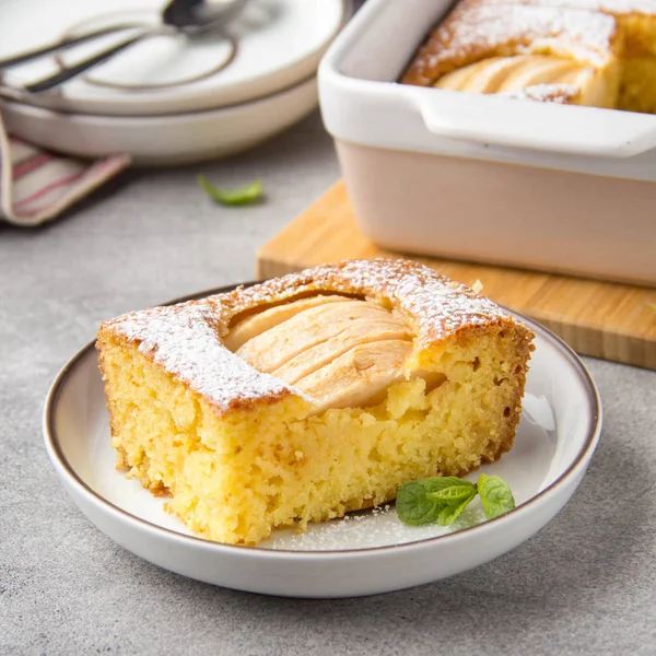 Tarta de manzana (charlotte, cazuela), con harina de maíz y sémola . — Foto de Stock