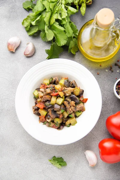 Guiso de verduras con berenjena, calabacín, tomates, cebollas, champiñones — Foto de Stock