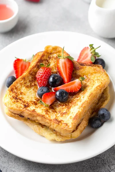 French toast with berries (blueberries, strawberries) and sauce, — Stock Photo, Image