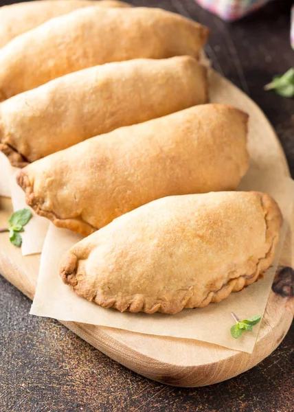 Pequeños pasteles de manzana, empanada tradicional, comida rusa, pastel casero —  Fotos de Stock