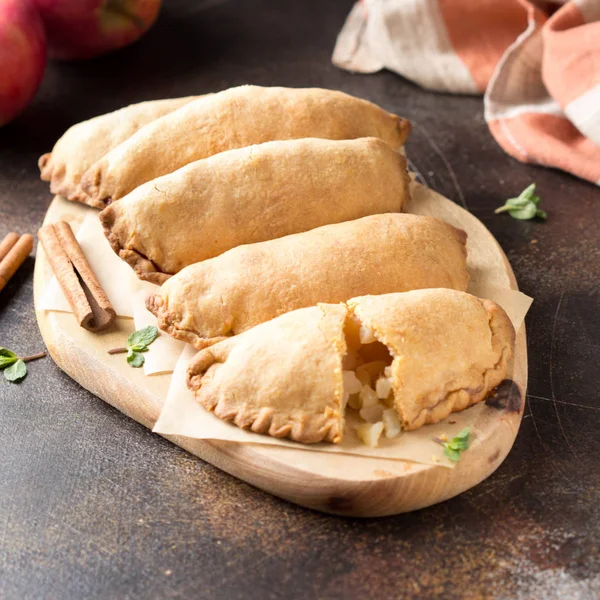 Pequeños pasteles de manzana, empanada tradicional, comida rusa, pastel casero —  Fotos de Stock