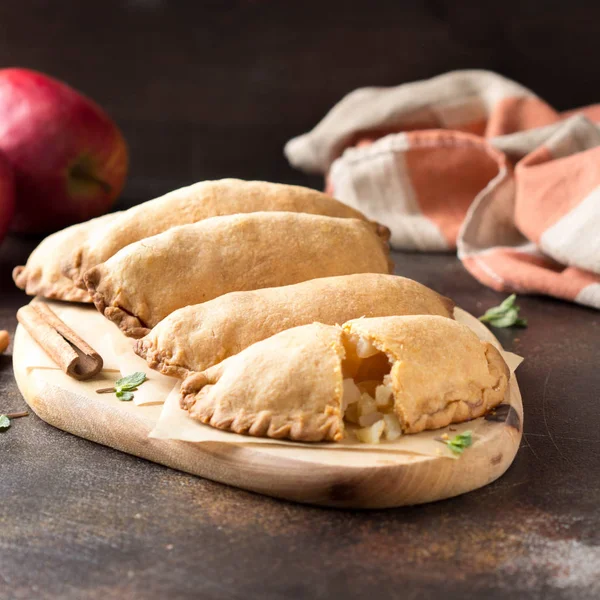 Pequenas tortas de maçã, tradicional patty, comida russa, bolo caseiro — Fotografia de Stock