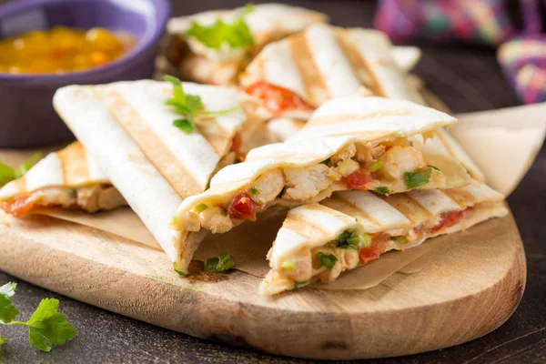Mexican quesadilla with chicken, tomatoes, cheese and grilled sa — Stock Photo, Image