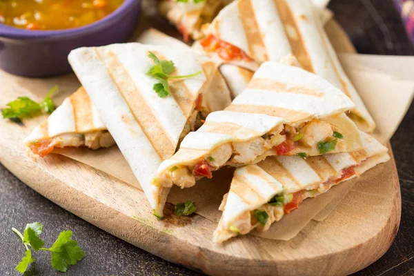 Meksykańskim quesadilla z kurczaka, pomidory, ser i sa z grilla — Zdjęcie stockowe