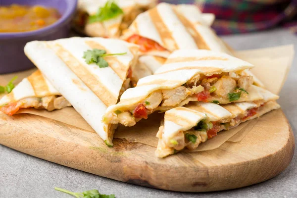 Mexican quesadilla with chicken, tomatoes, cheese and grilled sa — Stock Photo, Image