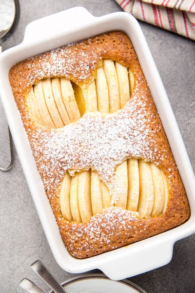 Tarta de manzana (charlotte, cazuela), con harina de maíz y sémola . — Foto de Stock