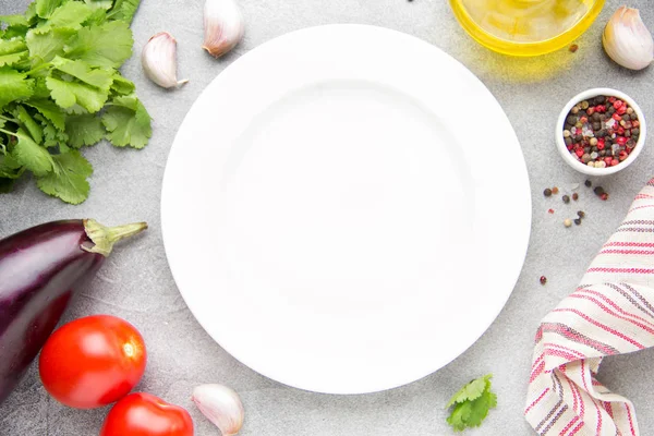 Piatto bianco al centro, ingredienti tutt'intorno. Melanzane, Tom — Foto Stock