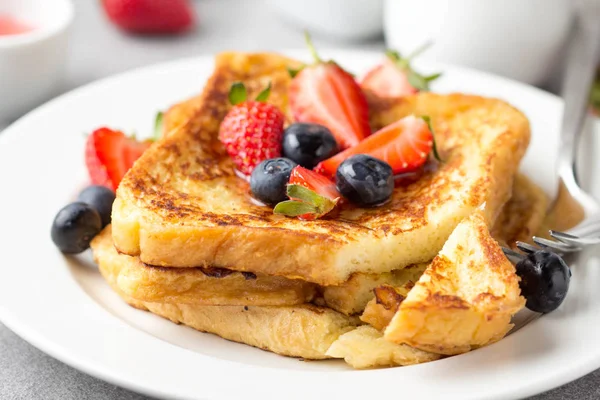 Tostadas francesas con bayas (arándanos, fresas) y salsa , — Foto de Stock