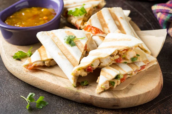 Mexican quesadilla with chicken, tomatoes, cheese and grilled sa — Stock Photo, Image