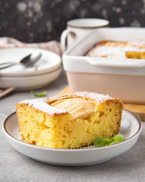 Appeltaart (charlotte, braadpan) met maïs meel en griesmeel. — Stockfoto