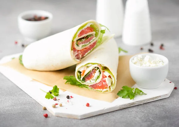 Tortilla med lax, sallad och färskost. Läcker fika — Stockfoto