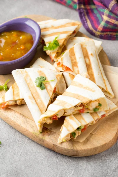 Mexikói quesadilla, csirke, paradicsom, sajt és sült sa — Stock Fotó