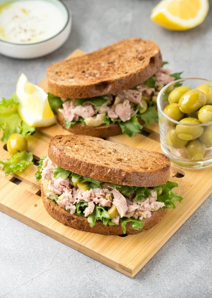 Sendvič s tuňákem, olivami a citronem. Chutný oběd, zdravé f — Stock fotografie