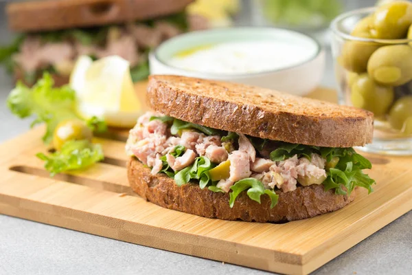 Сэндвич с тунцом, оливками и лимоном. Вкусный обед, здоровый f — стоковое фото