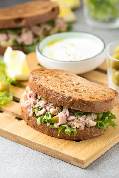 Sendvič s tuňákem, olivami a citronem. Chutný oběd, zdravé f — Stock fotografie