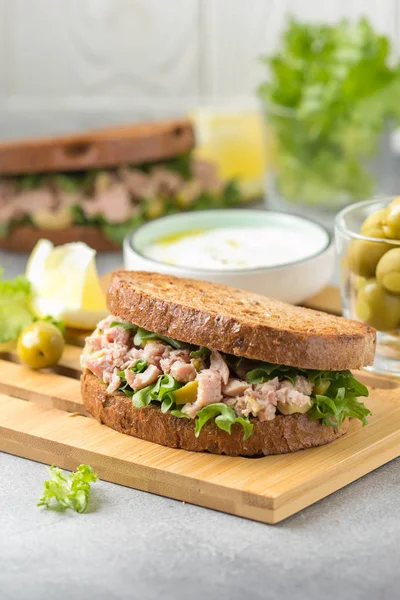 Бутерброд з тунцем, оливками та лимоном. Смачний обід, здоровий ф — стокове фото
