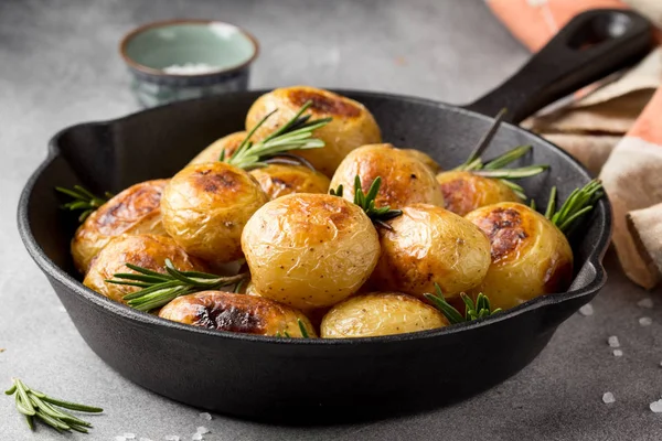 Smažený (pečený) celé malé brambory s rozmarýnem a soli pro f — Stock fotografie