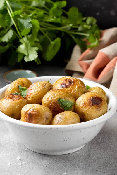 Жареный (запеченный) картофель с травами и солью в миске , — стоковое фото