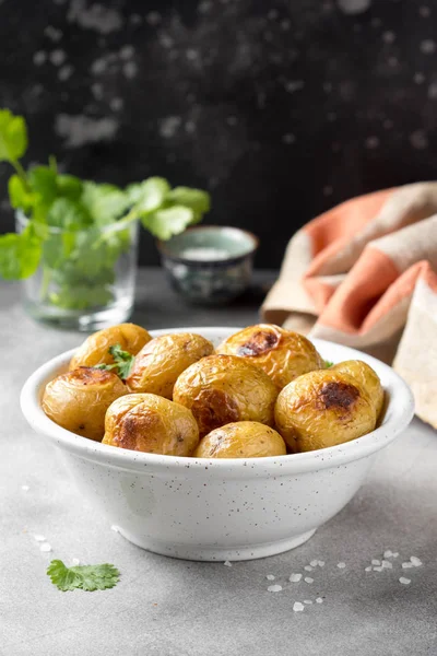 Fried (pieczone) całe małe ziemniaki z ziołami i solą w misce, — Zdjęcie stockowe