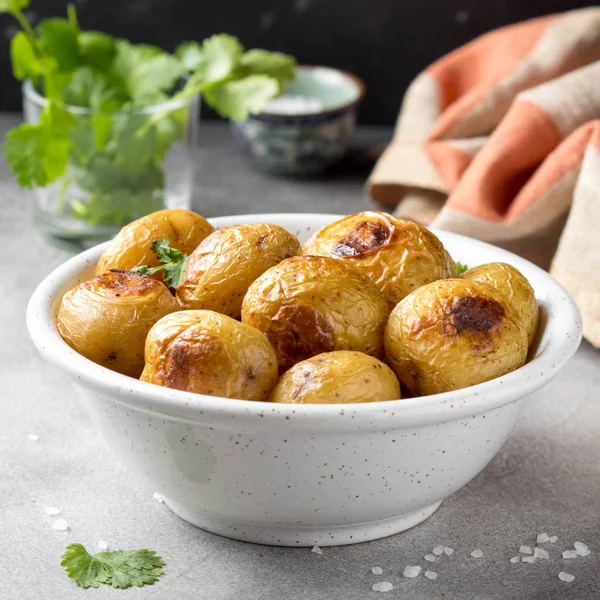 Gebakken (gebakken) hele kleine aardappelen met kruiden en zout in kom, — Stockfoto