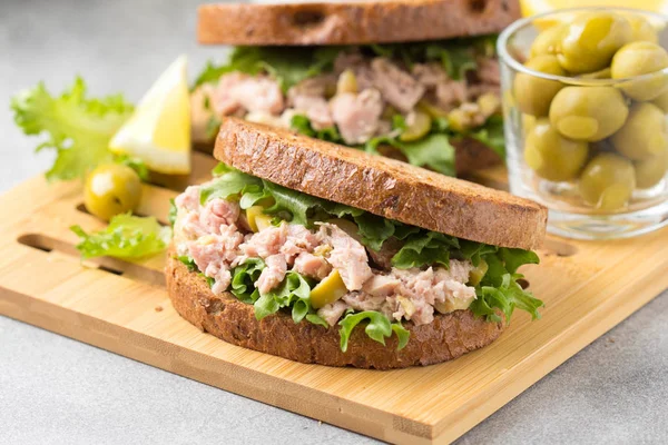 Smörgås med tonfisk, oliver och citron. God lunch, friska f — Stockfoto