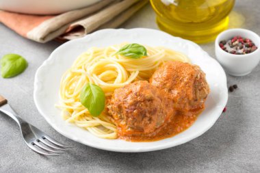 Peynir ve makarna spagetti ile domates sosu köftesi, pişmiş