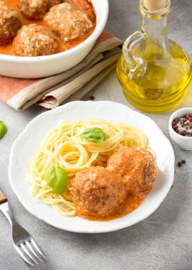 Peynir ve makarna spagetti ile domates sosu köftesi, pişmiş