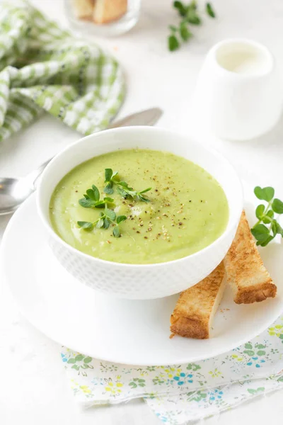Green cream vegetable soup broccoli, peas, zucchini, spinach) wi — Stock Photo, Image