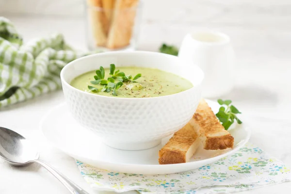 Зеленый сливочный суп с брокколи, горохом, киви, шпинатом) — стоковое фото