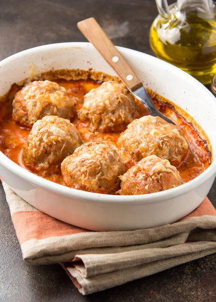 Albóndigas en salsa de tomate con queso, chuletas de carne al horno de p —  Fotos de Stock