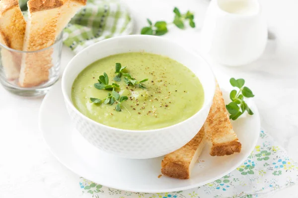 Groene room groentesoep broccoli, erwten, courgette, spinazie) Wi — Stockfoto