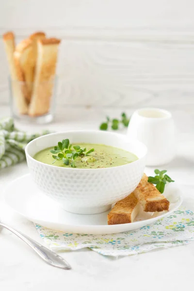 Green Cream Vegetable Soup Broccoli Peas Zucchini Spinach Toast Croutons — Stock Photo, Image