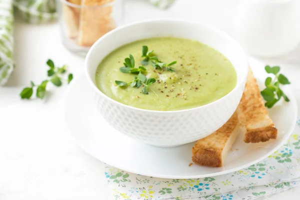 Зеленый сливочный суп с брокколи, горохом, киви, шпинатом) — стоковое фото