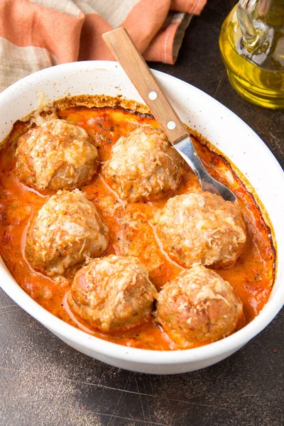 Gehaktballetjes in tomatensaus met kaas, gebakken vlees schnitzels van p — Stockfoto