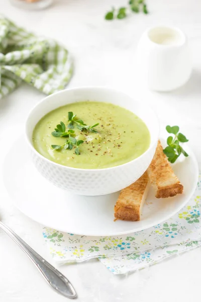 Green cream vegetable soup broccoli, peas, zucchini, spinach) wi — Stock Photo, Image